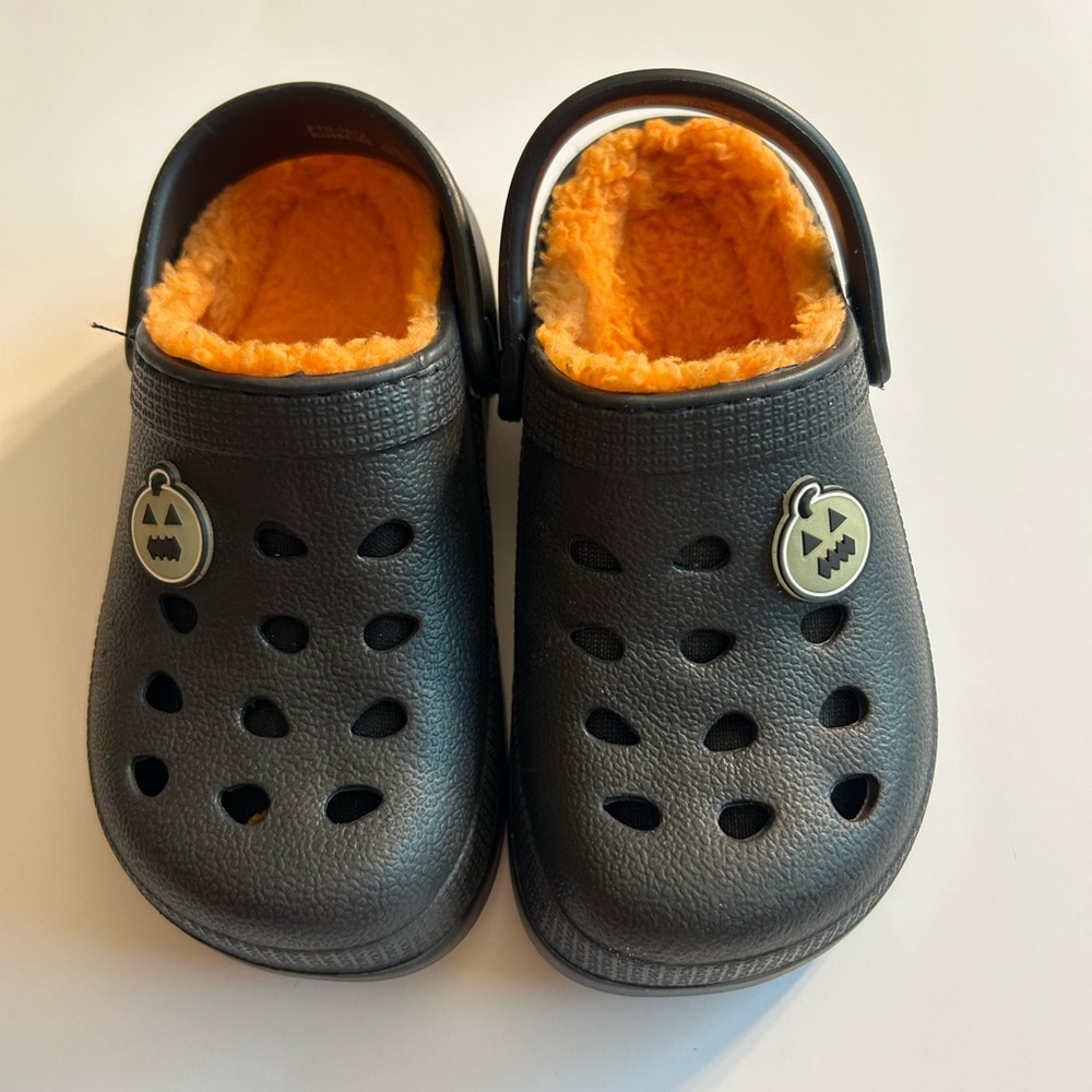 CNY TODDLER CROC LIKE HALLOWEEN CLOGS BLACK/ORANGE FLEECE GLOW IN THE DARK 8/9